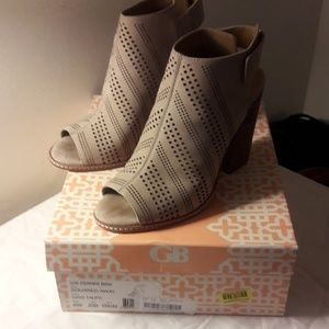 Gianni BINI "Squared Away" Peep Toe Heel